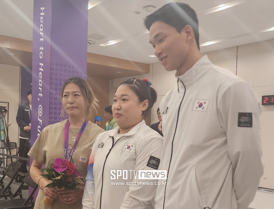 ▲ 인터뷰 중인 김수현 선수 어머니 이상지 씨-김수현-피재윤(왼쪽부터). ⓒ항저우(중국), 박정현 기자