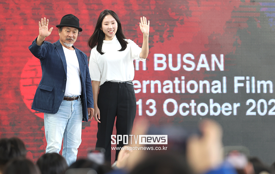 [포토S] 팬들에게 인사하는 기주봉-박미소