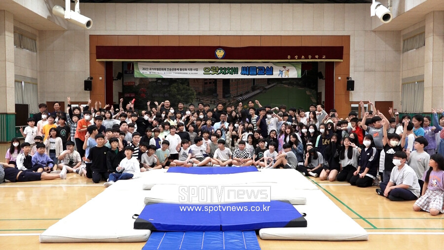 ▲ 경북 구미에 있는 문장초등학교와 사곡고등학교에서도 이론적 이해와 실습을 결합한 체험형 씨름 교육을 진행됐다.