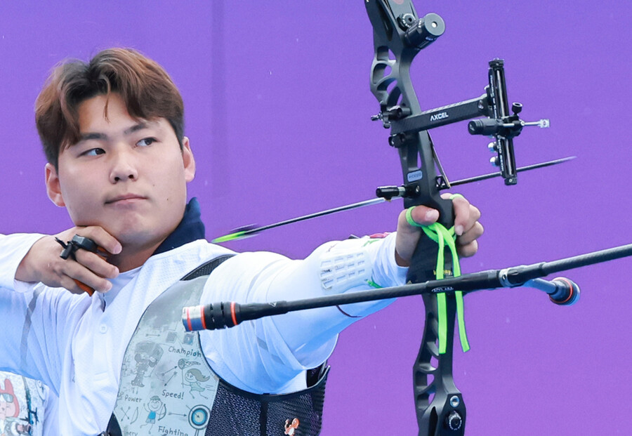 ▲ 2022 항저우 아시안게임 양궁 리커브 단체전에서 과녁을 조준하는 이우석 ⓒ연합뉴스