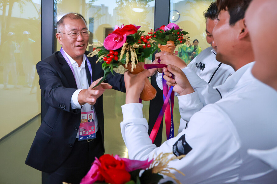 ▲ 정의선 현대자동차그룹 회장 겸 대한양궁협회장이 선수들을 축하하고 있다. ⓒ 연합뉴스