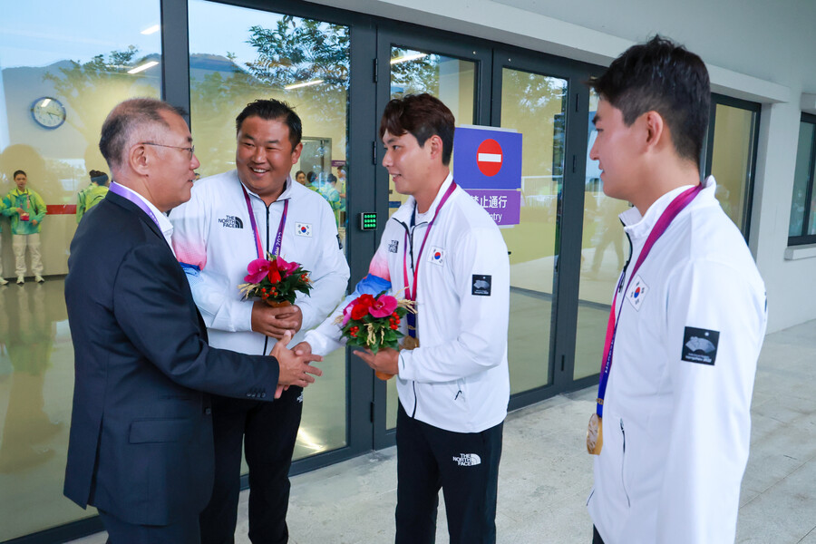 ▲ 정의선 현대자동차그룹 회장 겸 대한양궁협회장이 선수들을 축하하고 있다. ⓒ 연합뉴스