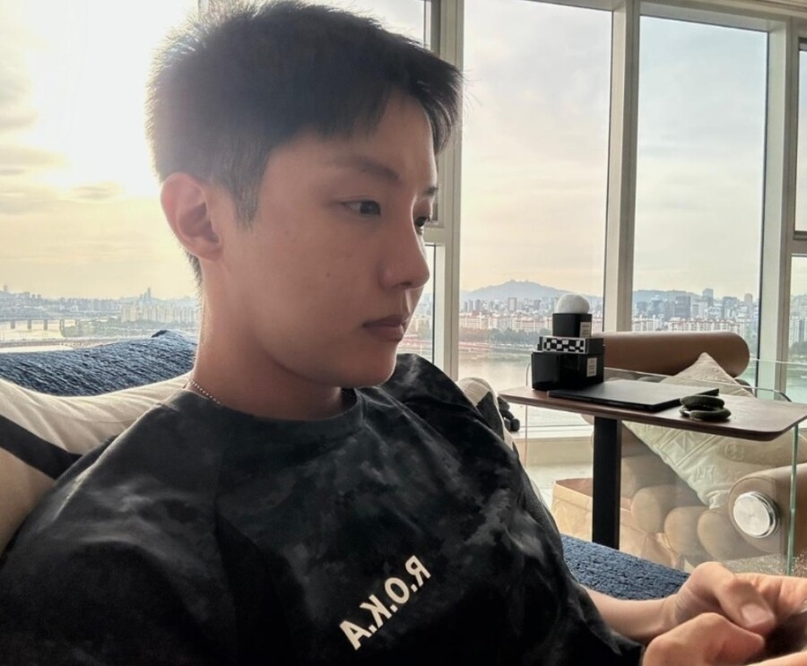 ▲ 제이홉. 출처|위버스