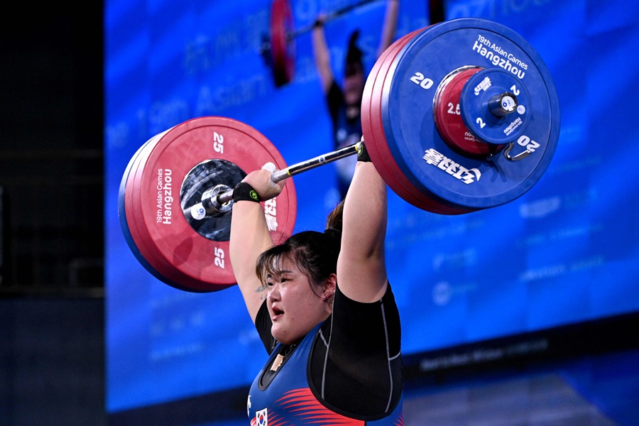 ▲ 2022 항저우 아시안게임 역도 여자 87㎏ 이상급에서 금메달을 목에 건 박혜정  ⓒ연합뉴스/AFP