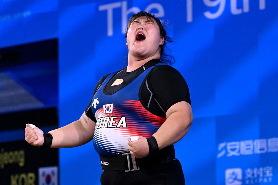 ▲ 2022 항저우 아시안게임 역도 여자 87㎏ 이상급에서 금메달을 목에 건 박혜정  ⓒ연합뉴스/AFP