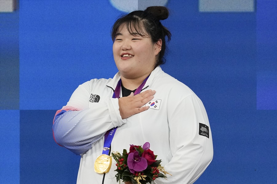 ▲ 2022 항저우 아시안게임 역도 여자 87㎏ 이상급에서 금메달을 목에 건 박혜정 ⓒ연합뉴스/AP