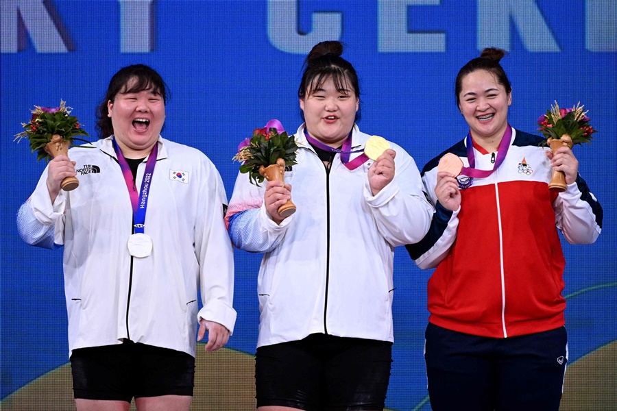 ▲ 2022 항저우 아시안게임 역도 여자 87㎏ 이상급에서 금메달과 은메달을 석권한 한국 대표팀  ⓒ연합뉴스/AFP