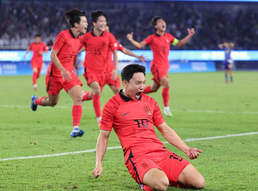 [항저우 NOW] '상병 조영욱 역전골' 황선홍호 일본 2-1 꺾고 亞 3연패 금자탑…8골 정우영 득점왕 등극