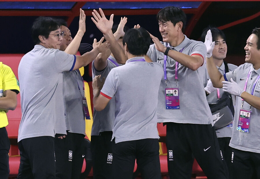 ▲  마음 고생 많았던 황선홍 아시안게임 축구대표팀 감독의 마무리는 금빛 영광이었다. ⓒ연합뉴스