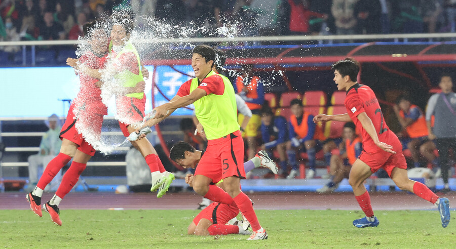▲ 금메달을 획득한 아시안게임 축구대표팀. ⓒ연합뉴스