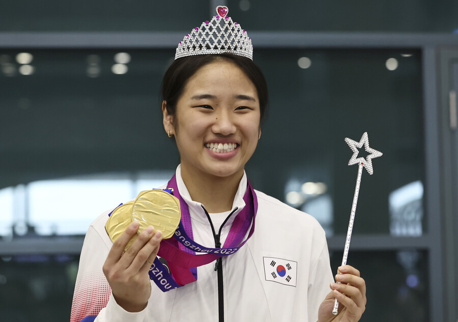 ▲ 항저우 아시안게임 2관왕에 오른 배드민턴 안세영이 8일 귀국 후 왕관을 쓴 채 메달을 들어보이고 있다. ⓒ 연합뉴스