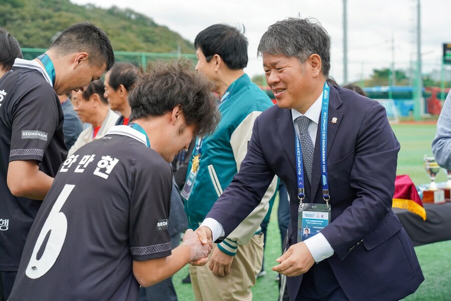 스페셜올림픽코리아 이용훈 회장(오른쪽).