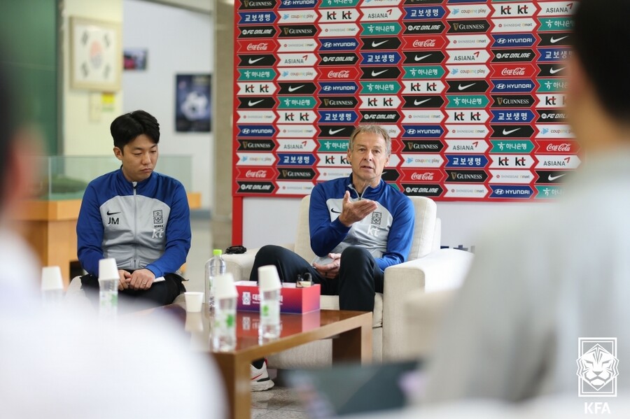 ▲ 인터뷰를 진행하는 클린스만 감독  ⓒ대한축구협회