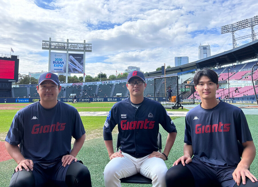 ▲ 아시안게임 금메달을 목에 걸고 돌아온 나균안, 박세웅, 윤동희(왼쪽부터). ⓒ롯데 자이언츠