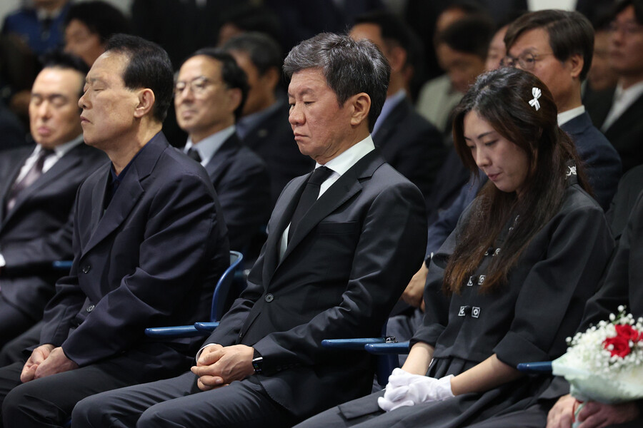 ▲ 정몽규 대한축구협회장, 황선홍 감독 등 축구계 인사들이 영결식에 참석했다. ⓒ연합뉴스