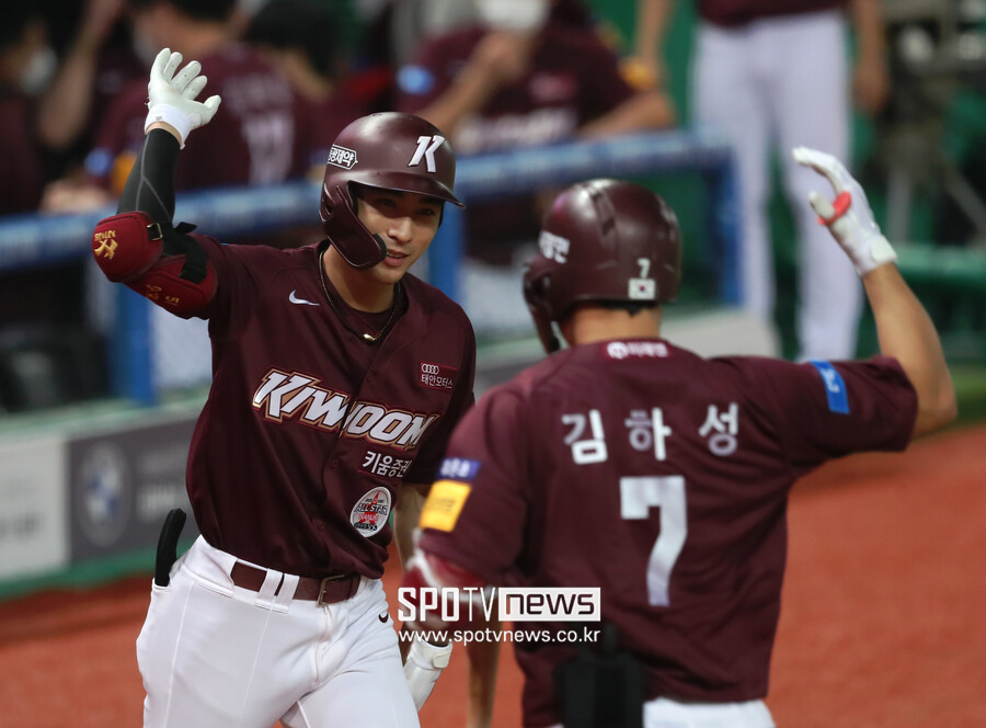 ▲키움 히어로즈 시절 김하성(오른쪽)이 이정후와 기뻐하고 있다.  ⓒ스포티비뉴스DB