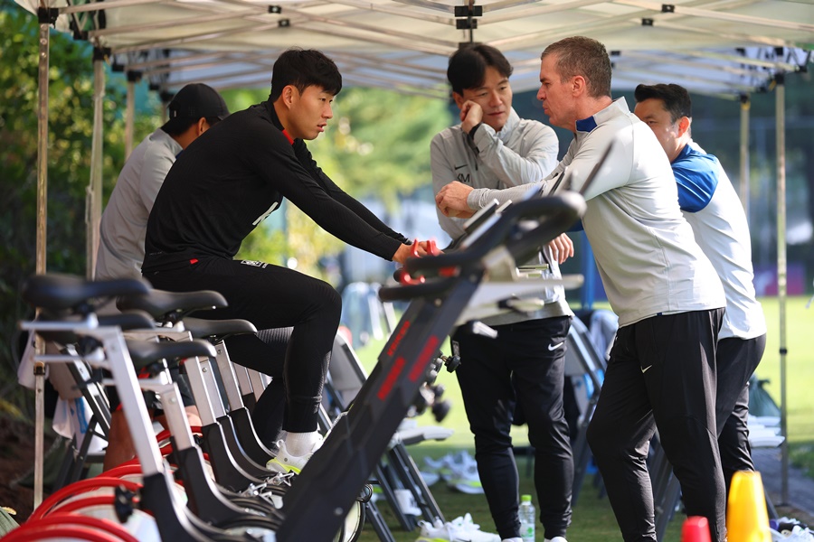 ▲  손흥민은 앞서 파주NFC(축구대표팀 트레이닝센터)에서 운동화를 신고 스트레칭을 하며 크게 무리하지 않았다 ⓒ 연합뉴스