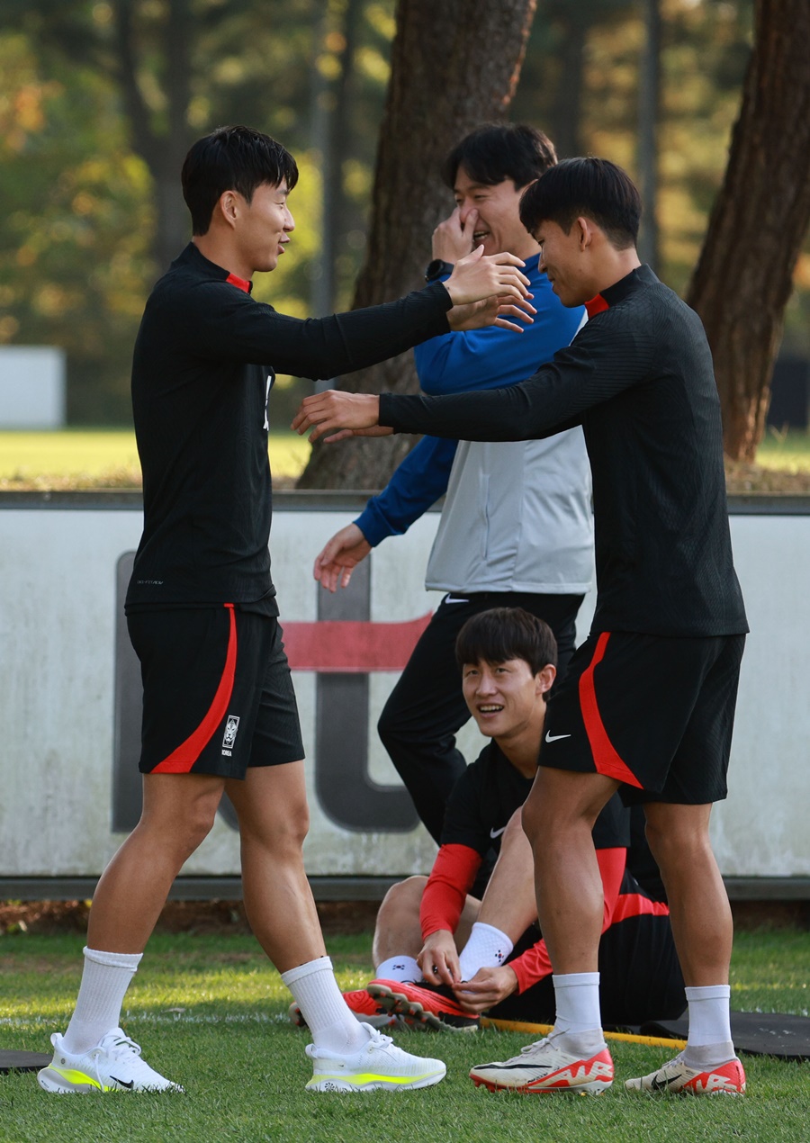 9일 오후 파주NFC(축구대표팀 트레이닝센터)에서 열린 한국 축구대표팀 소집훈련에서 손흥민이 정우영과 포옹하고 있다. ⓒ 연합뉴스