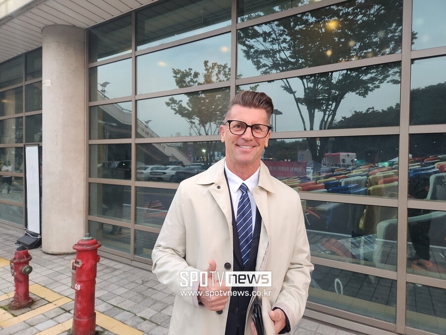 [SPO현장] 클린스만호 경기 찾은 벨 여자축구 감독 “튀니지전 힘든 경기 예상”…경기 3시간 전부터 ‘인산인해’