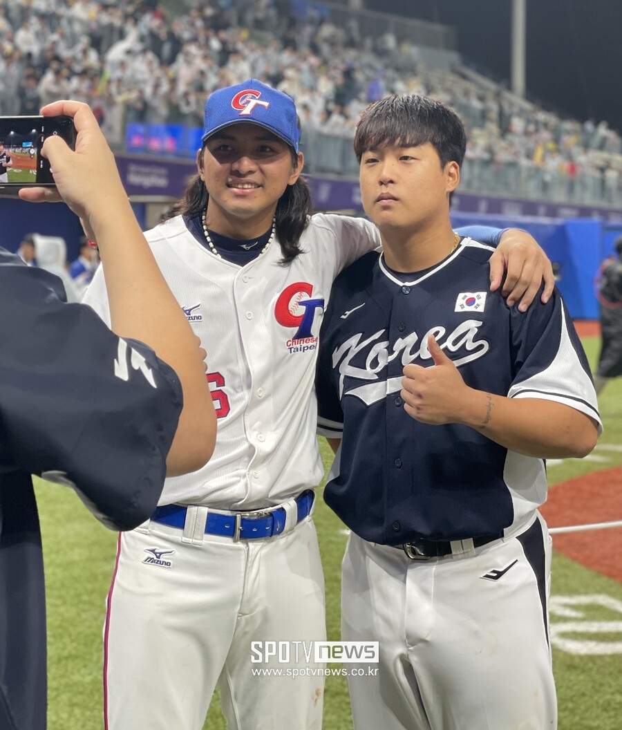 ▲ 강백호(오른쪽)와 류즈롱이 기념 촬영을 하고 있다. ⓒ 신원철 기자
