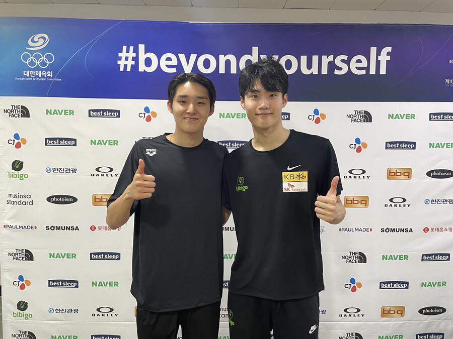▲ 제104회 전국체전 수영 남자 일반부 계영 800m에서 우승을 합작한 황선우(오른쪽)와 김우민 ⓒ올댓스포츠