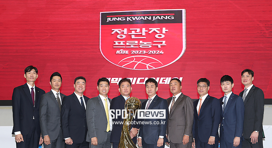 ▲ 김주성 감독 전희철 감독 은희석 감독 조상현 감독 김승기 감독 김상식 감독 전창진 감독 조동현 감독 강혁 감독대행 송영진 감독(왼쪽부터) ⓒ곽혜미 기자