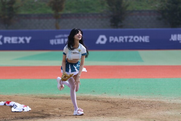 ▲ 한 야구 대회에서 시구를 하는 이해인. 인터넷 화면 캡처