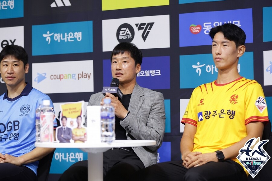 ▲ 광주FC 이정효 감독과 이희균. ⓒ한국프로축구연맹