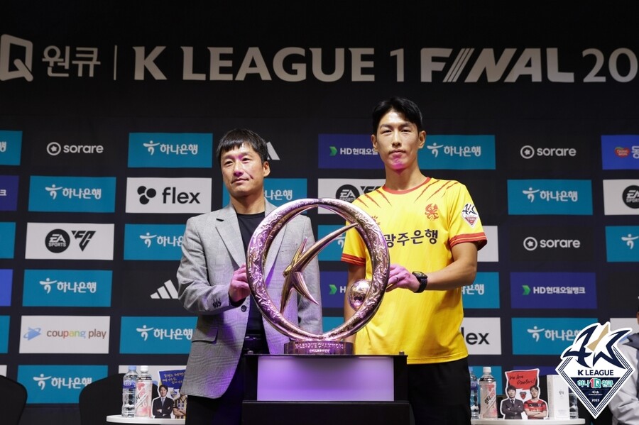 ▲ 광주FC 이정효 감독과 이희균. ⓒ한국프로축구연맹