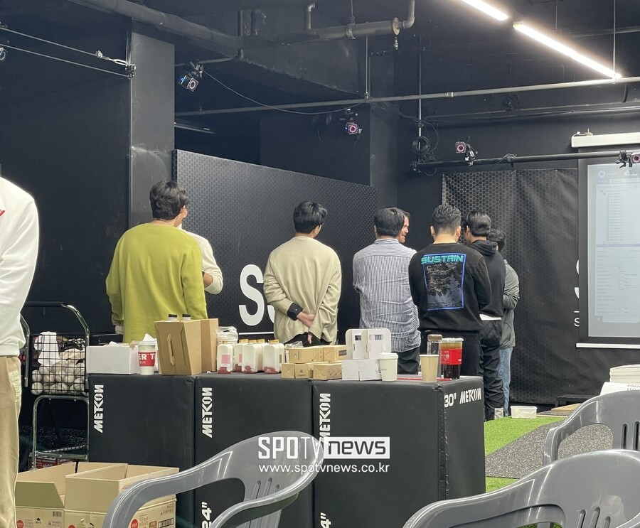 ▲ 세션 사이 쉬는시간에도 질문 공세가 이어졌다. ⓒ 신원철 기자