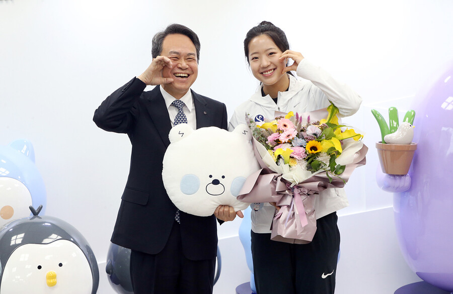 '국민 삐약이' 신유빈, AG 금메달 포상금 받았다…"5년 넘도록 지원해 주신 신한금융그룹에 감사"