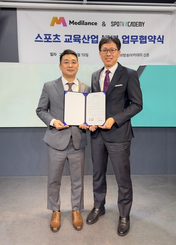▲ ㈜스포티비방송아카데미 이진기 대표(오른쪽)와 ㈜메딜런스 김수열 대표가 협약서를 함께 들어보이고 있다. 제공|스포티비방송아카데미