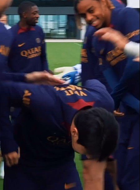 ▲ PSG 동료들에게 축하의 '인디언밥'을 당하는 이강인  ⓒPSG