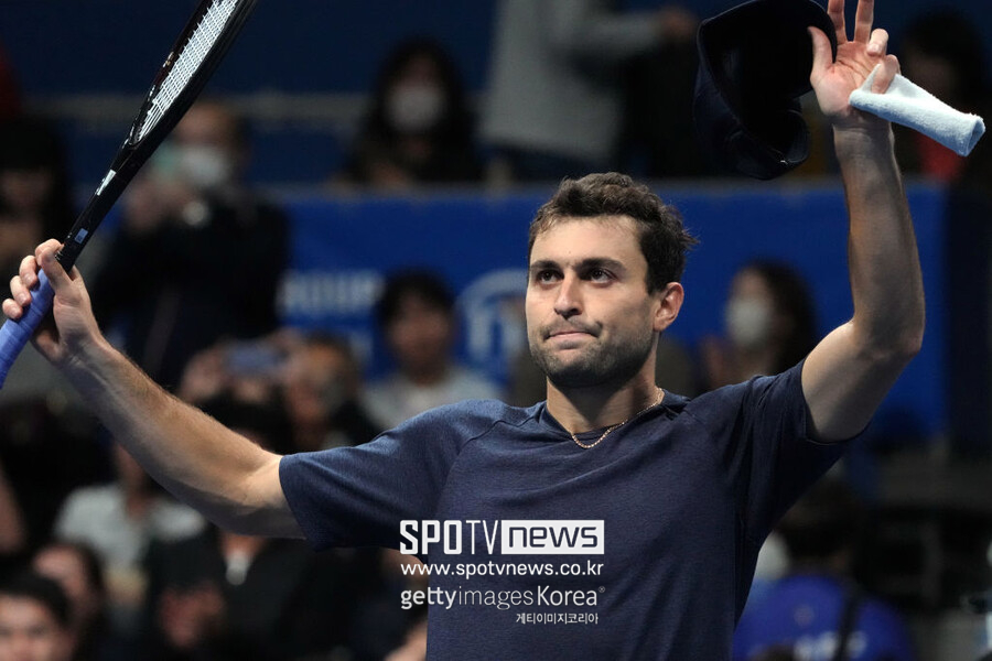 ▲ 2023 ATP 투어 일본오픈 단식 결승 진출을 확정한 아슬란 카라체프가 관중들의 갈채에 화답하고 있다.