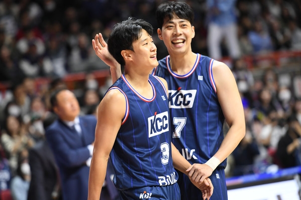 ▲ '부산 아이돌'로 거듭나는 부산KCC 허웅과 정창영(왼쪽부터). ⓒKBL