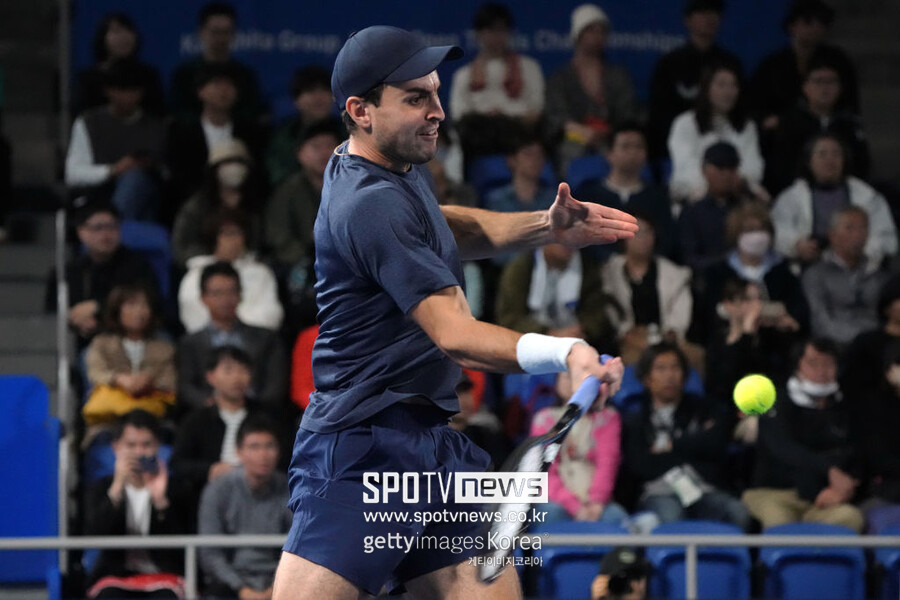 ▲ 아슬란 카라체프가 2023 ATP 투어 일본오픈에서 경기를 펼치고 있다.