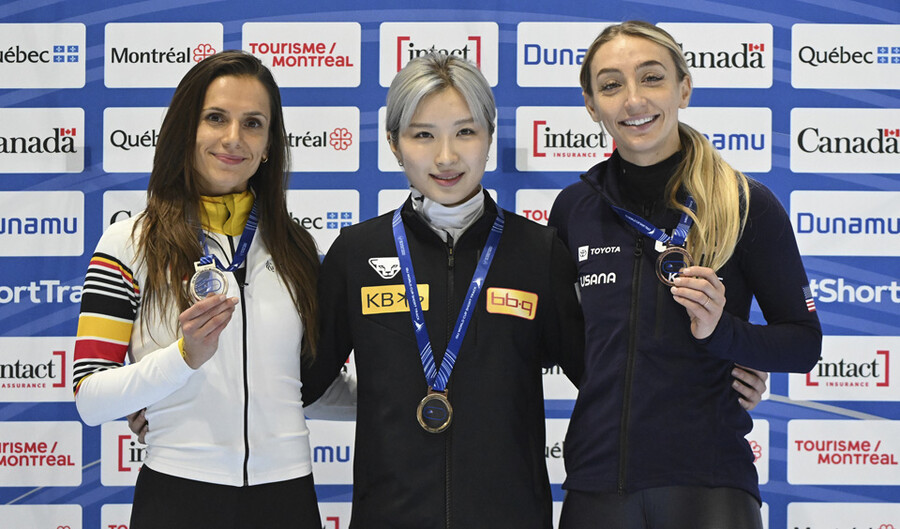 ▲ 2023 ISU 쇼트트랙 월드컵 1차 대회 여자 1000m에서 우승한 김길리(가운데) ⓒ연합뉴스/AP