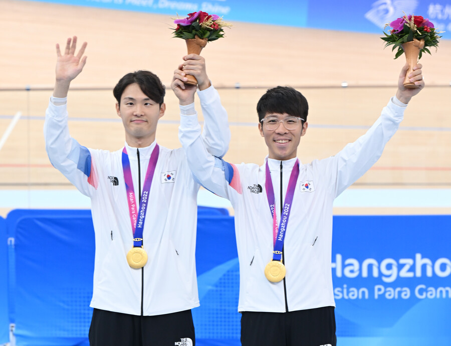 김정빈(왼쪽)과 윤중헌이 환호하는 모습. ⓒ대한장애인체육회