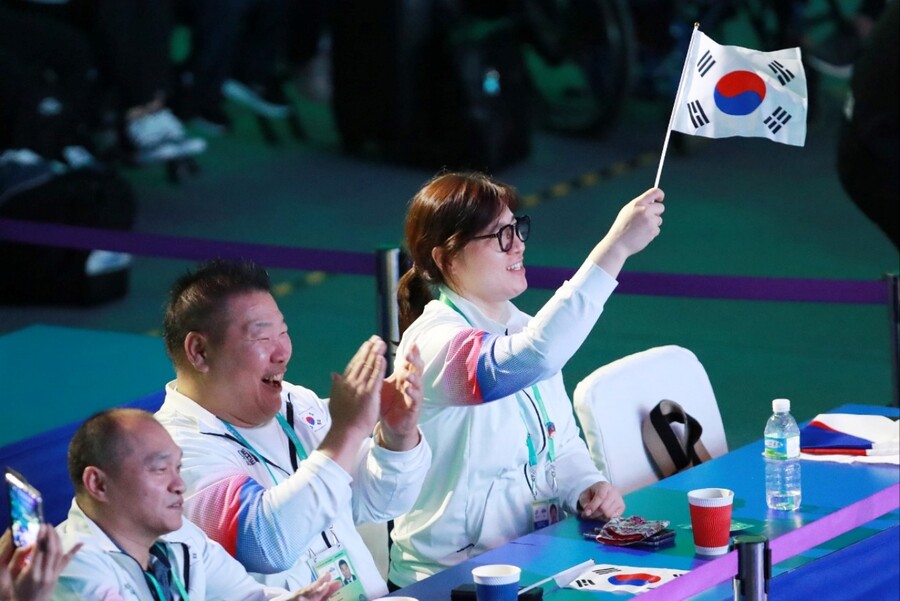 역도장에서 태극기를 흔드는 장미란 차관 ⓒ대한장애인체육회