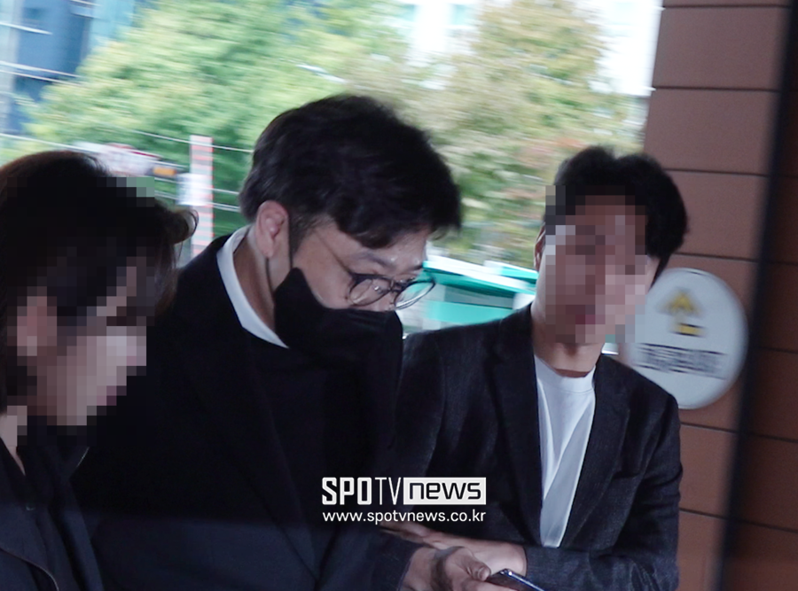 ▲ 경찰에 출석한 안성일 더기버스 대표. ⓒ스포티비뉴스