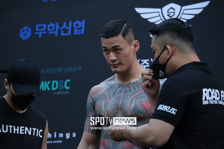 ▲ 황인수는 TV 중계가 되지 않는 계체에선 옷을 벗고 체중계에 오른다. ⓒ이교덕 기자