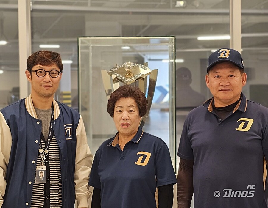 ▲ NC가 준플레이오프 3차전 시구자로 구장관리팀 직원 3명을 선정했다. ⓒ NC 다이노스