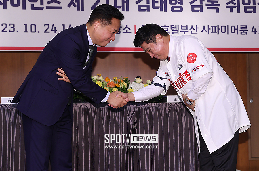 [포토S] 롯데 김태형 감독, '이강훈 대표이사와 악수'