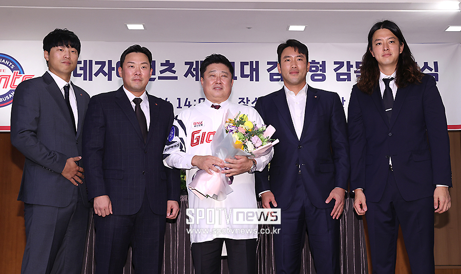▲ 구승민 안치홍 김태형 감독 전준우 김원중 ⓒ곽혜미 기자