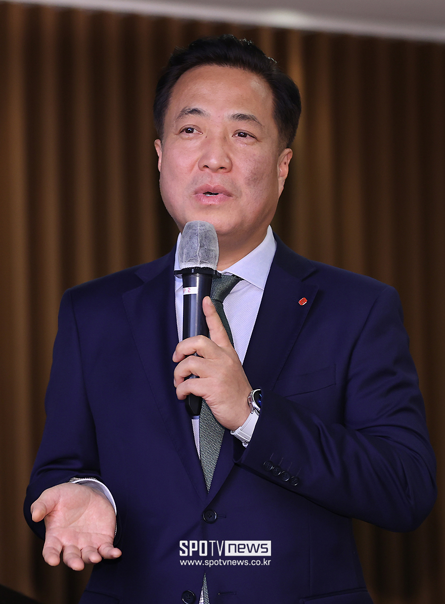 [포토S] 질문에 답하는 롯데 이강훈 대표이사