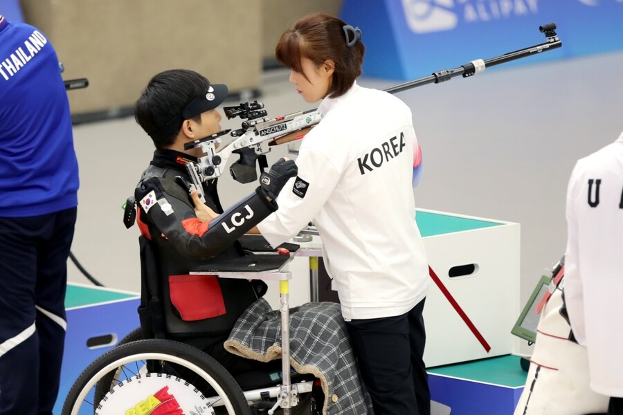 이철재가 아내 강혜영 씨와 함께 경기를 치르고 있다. ⓒ대한장애인체육회