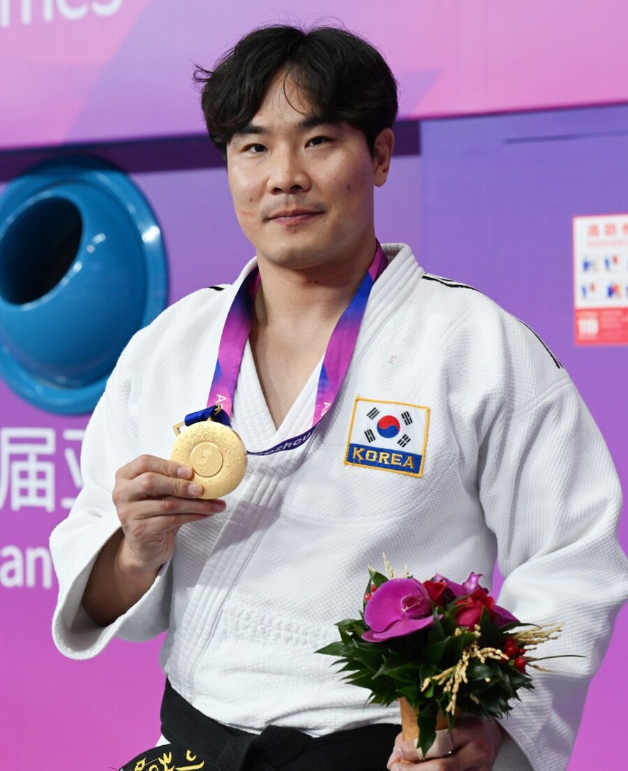 금메달을 목에 건 이정민 ⓒ대한장애인체육회