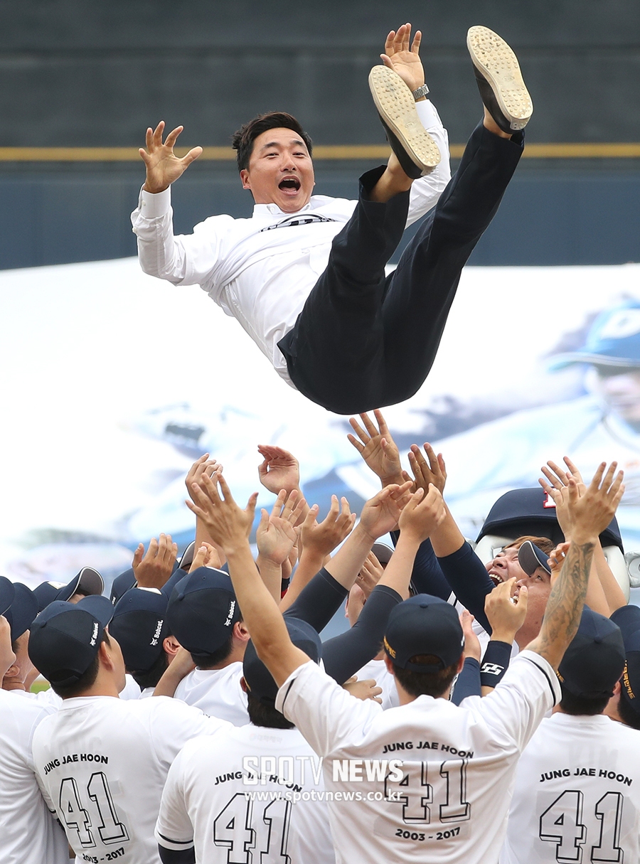▲ [스포티비뉴스=잠실, 곽혜미 기자] '2018 신한은행 마이카 KBO 리그' 두산 베어스와 KIA 타이거즈 경기가 30일 오후 서울 잠실야구장에서 열렸다. 은퇴식을 한 두산 정재훈이 헹가래를 받고 있다.