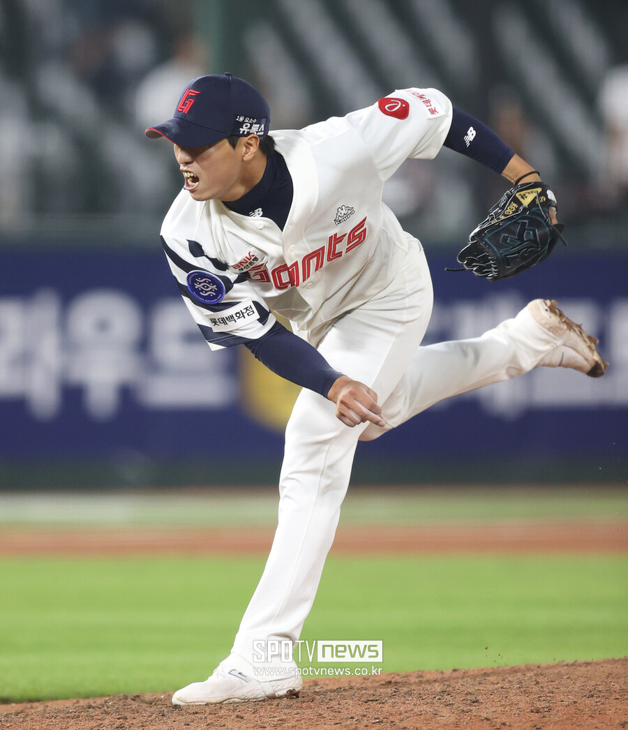 롯데 최초 100홀드 투수의 요청 "FA 듀오, 상대팀으로 만나고 싶지 않다"