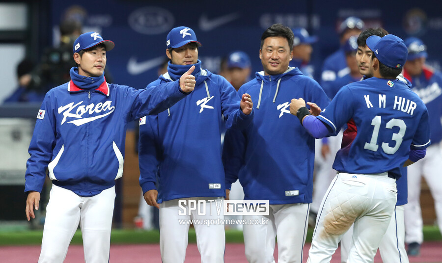 ▲ 2017년 월드베이스볼클래식(WBC) 대표팀에 함께했던 김재호와 장원준(왼쪽에서 1, 2번째) ⓒ 곽혜미 기자